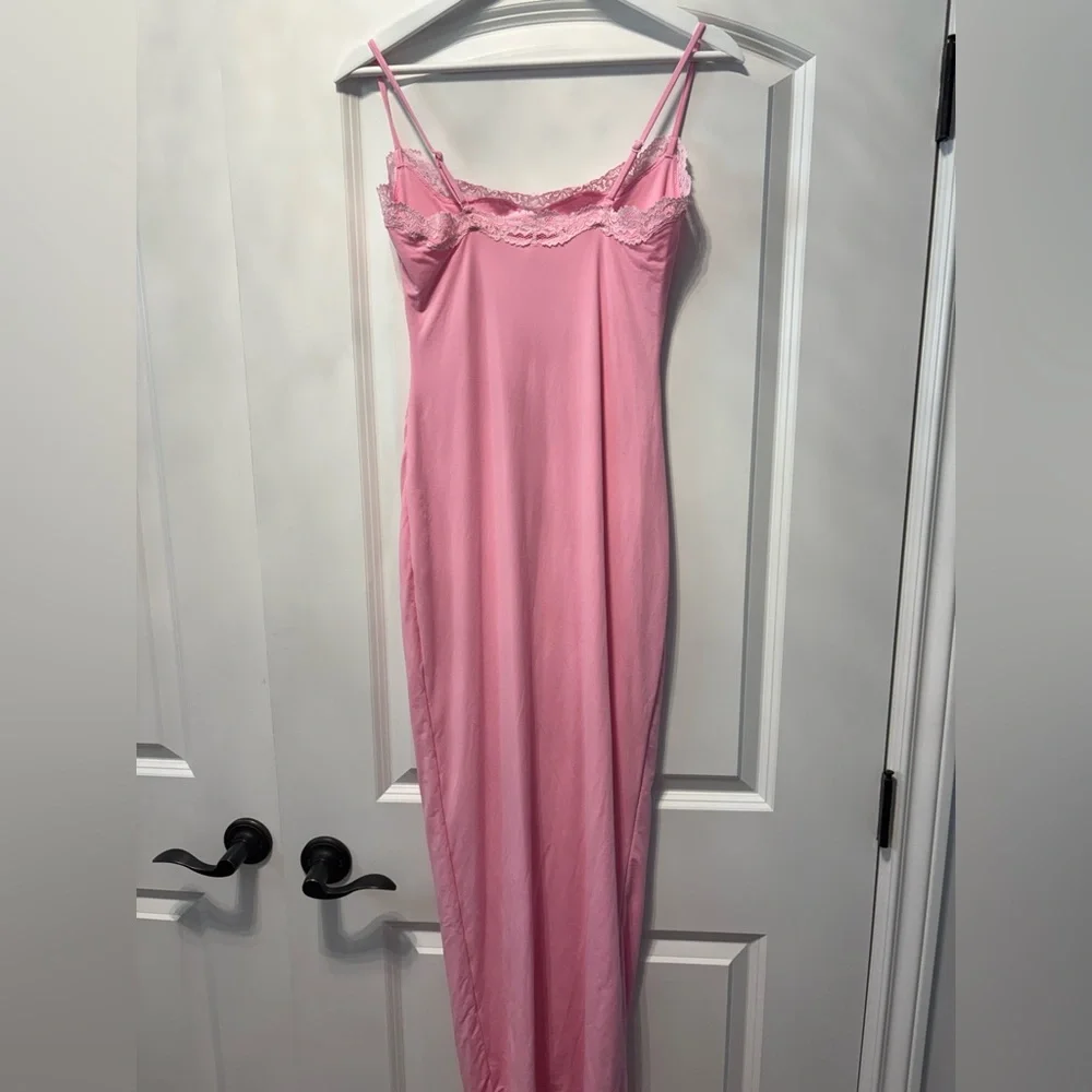 Skims NWOT Bubblegum Lace Trim Slip Dress Double Lined - Picture 3 of 4